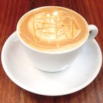 まちのパーラー - サルシッチャセット 1300円 のキャラメルカプチーノ