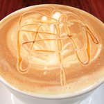 まちのパーラー - サルシッチャセット 1300円 のキャラメルカプチーノ