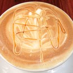 まちのパーラー - サルシッチャセット 1300円 のキャラメルカプチーノ