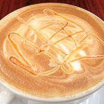 まちのパーラー - サルシッチャセット 1300円 のキャラメルカプチーノ