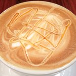 まちのパーラー - サルシッチャセット 1300円 のキャラメルカプチーノ