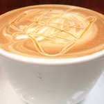 まちのパーラー - サルシッチャセット 1300円 のキャラメルカプチーノ