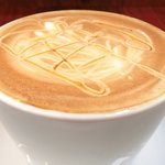 まちのパーラー - サルシッチャセット 1300円 のキャラメルカプチーノ