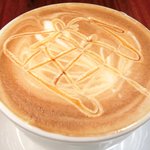 まちのパーラー - サルシッチャセット 1300円 のキャラメルカプチーノ