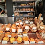 まちのパーラー - 店内のパンコーナーです