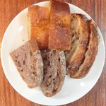 まちのパーラー - サルシッチャセット 1300円 のパン3種盛り合わせ