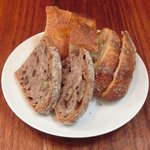 まちのパーラー - サルシッチャセット 1300円 のパン3種盛り合わせ