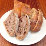 まちのパーラー - サルシッチャセット 1300円 のパン3種盛り合わせ