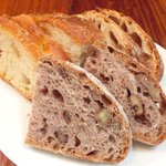 まちのパーラー - サルシッチャセット 1300円 のパン3種盛り合わせ