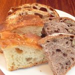 まちのパーラー - サルシッチャセット 1300円 のパン3種盛り合わせ