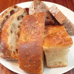 まちのパーラー - サルシッチャセット 1300円 のパン3種盛り合わせ