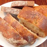 まちのパーラー - サルシッチャセット 1300円 のパン3種盛り合わせ