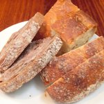 まちのパーラー - サルシッチャセット 1300円 のパン3種盛り合わせ