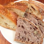 まちのパーラー - サルシッチャセット 1300円 のパン3種盛り合わせ