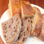 まちのパーラー - サルシッチャセット 1300円 のパン3種盛り合わせ