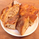 まちのパーラー - サルシッチャセット 1340円 のパン3種盛り合わせ