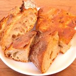 まちのパーラー - サルシッチャセット 1340円 のパン3種盛り合わせ