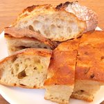 まちのパーラー - サルシッチャセット 1340円 のパン3種盛り合わせ