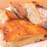 まちのパーラー - サルシッチャセット 1340円 のパン3種盛り合わせ