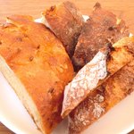 まちのパーラー - サルシッチャセット 1340円 のパン3種盛り合わせ