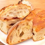 まちのパーラー - サルシッチャセット 1340円 のパン3種盛り合わせ