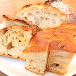 まちのパーラー - サルシッチャセット 1340円 のパン3種盛り合わせ