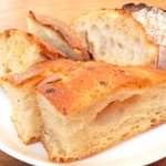 まちのパーラー - サルシッチャセット 1340円 のパン3種盛り合わせ