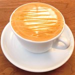 まちのパーラー - サルシッチャセット 1340円 のキャラメルカプチーノ