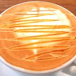 まちのパーラー - サルシッチャセット 1340円 のキャラメルカプチーノ