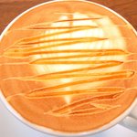まちのパーラー - サルシッチャセット 1340円 のキャラメルカプチーノ
