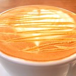 まちのパーラー - サルシッチャセット 1340円 のキャラメルカプチーノ