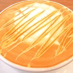 まちのパーラー - サルシッチャセット 1340円 のキャラメルカプチーノ