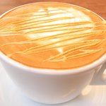 まちのパーラー - サルシッチャセット 1340円 のキャラメルカプチーノ