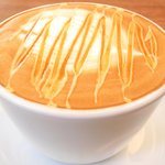 まちのパーラー - サルシッチャセット 1340円 のキャラメルカプチーノ