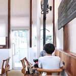 まちのパーラー - 店内のテーブル席の風景です