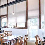 まちのパーラー - 店内のテーブル席の風景です