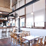 まちのパーラー - 店内のテーブル席の風景です