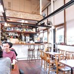 まちのパーラー - 店内のテーブル席の風景です