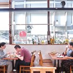 まちのパーラー - 店内のテーブル席の風景です