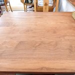 まちのパーラー - 店内のテーブル席の風景です