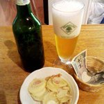 かくうち - 「ハートランドビール」400円。「ジャーマンポテト」300円。税込。