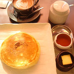 パンケーキとメープルシロップとバターは鉄板な組合せ。