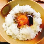 つばめ家 - 燻製醤油の玉子かけごはん