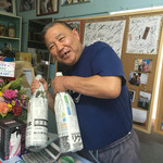 天一 - 貴重な焼酎をもらって大喜びのねこやさん