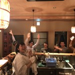 燗コーヒー藤々 - コの字カウンターはみんな仲良くなります。