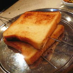 鑫福 - 揚げた食パンに甘いシロップがかかったもの。