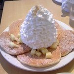 エッグスンシングス 原宿店 - パイナップルホイップクリームとマカデミアナッツのパンケーキ