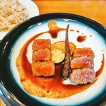 街角グラス - 群馬県産赤城熟成肉のグリル  小さなデザートまで付くランチセットで２６００円(税込)  雑穀米の大盛無料。