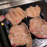 焼肉 白雲台 - お肉はどれも美味しくて、いくらでも食べられちゃうよ。