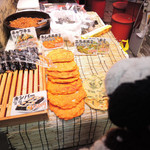 焼肉 白雲台 - こちらでは、チヂミやキンパーを売ってるよ。
      日本にいながら韓国の雰囲気を味わえるので、
      ちょっとした旅行気分だね。